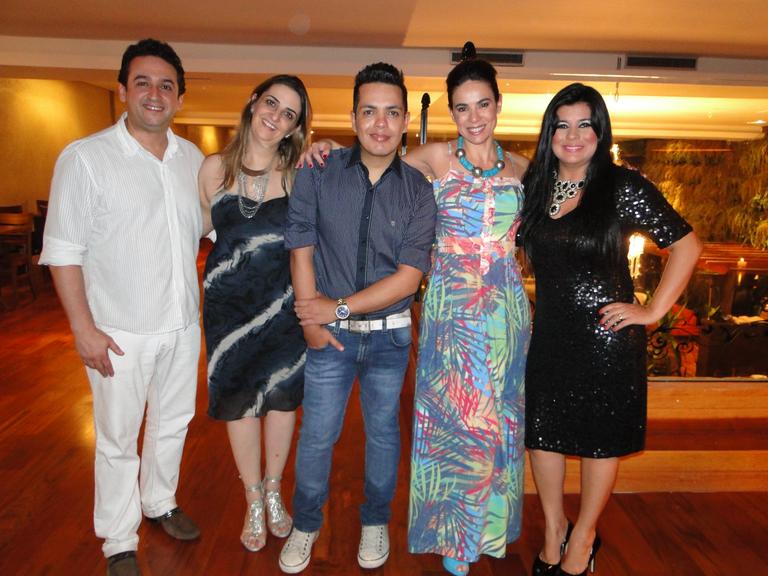 Marcelo Bandeira é ladeado pelo casal Márcio e Érika Meira, e Adriana Ferrari e Mara Maravilha