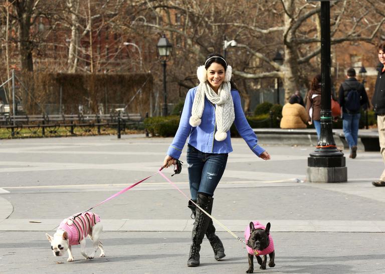Fofura: Vanessa Hudgens com seus cães nas ruas de Nova York
