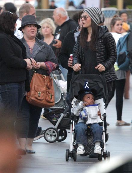 Sandra Bullock leva o filho, o pequeno Louis, ao parque da Disney na Califórnia, Estados Unidos