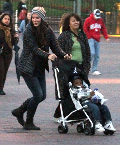 Sandra Bullock leva o filho, o pequeno Louis, ao parque da Disney na Califórnia, Estados Unidos