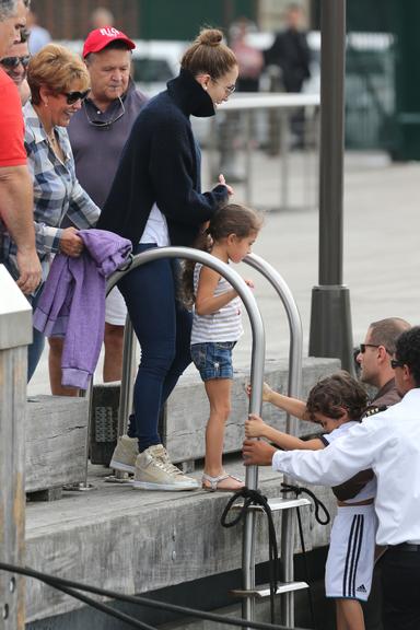 Jennifer Lopez leva família a passeio de barco na Austrália