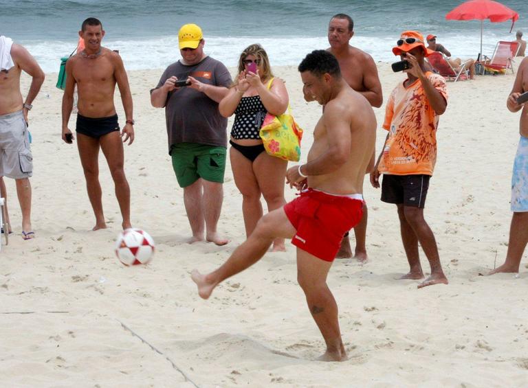 Ronaldo joga futevôlei no Leblon, Rio de Janeiro