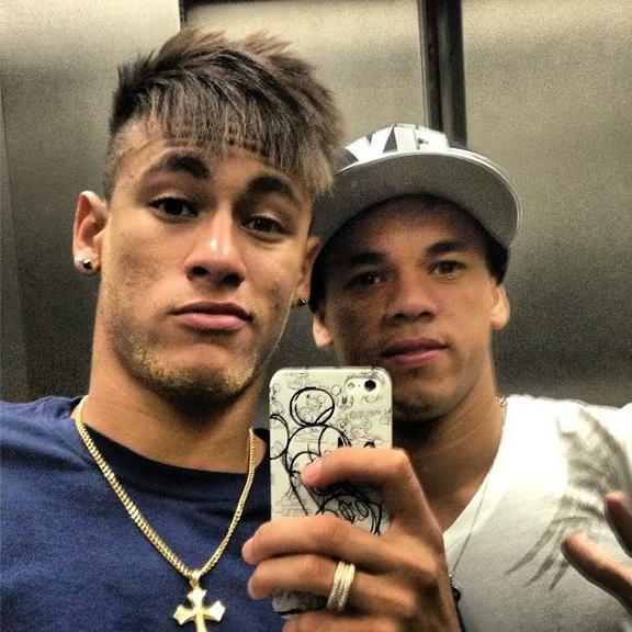 Neymar exibe seu novo look: cavanhaque loiro