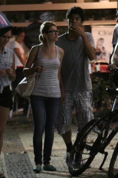 Antonia Fontenelle circula de mãos dadas com o filho pelas ruas do Rio de Janeiro
