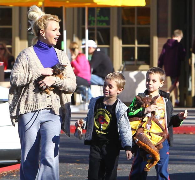 Britney Spears se diverte com os filhos em Los Angeles, Estados Unidos
