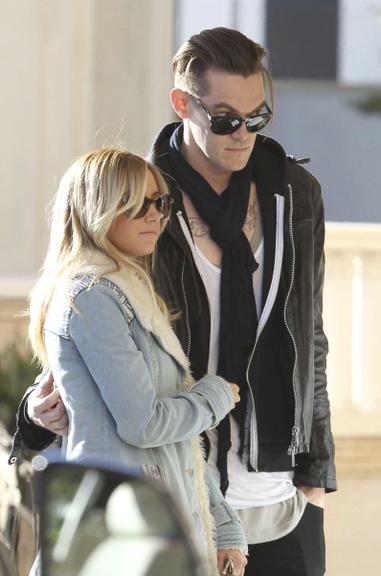 Ashley Tisdale faz compras de Natal com o amado em Los Angeles, Estados Unidos