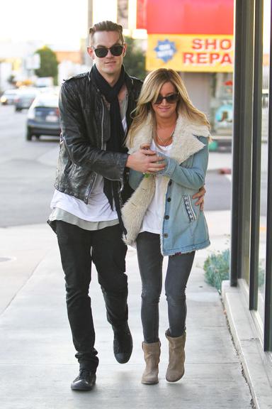 Ashley Tisdale faz compras de Natal com o amado em Los Angeles, Estados Unidos