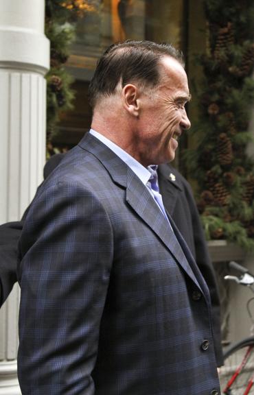 Ator Arnold Schwarzenegger surge com novo corte de cabelo em Nova York, Estados Unidos