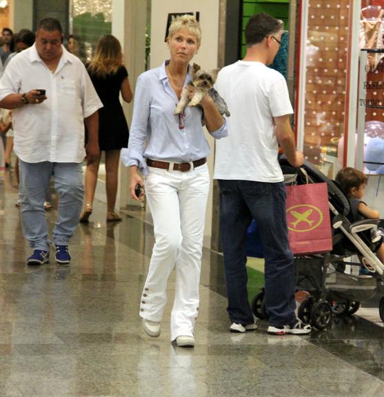 Com o cachorro Dudu a tira-colo, Xuxa passeia em shopping no Rio de Janeiro