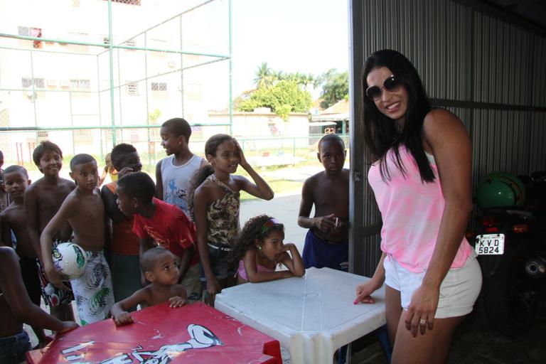 Gracyanne Barbosa distribui presentes para crianças carentes