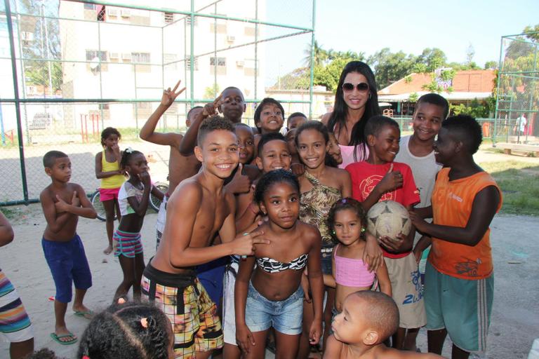Gracyanne Barbosa distribui presentes para crianças carentes
