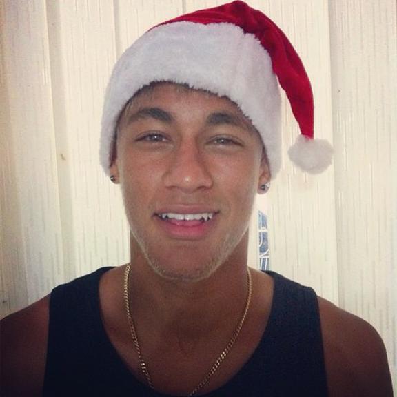 Neymar desejou feliz Natal no Twitter com uma foto na qual aparece usando um gorrinho do Papai Noel