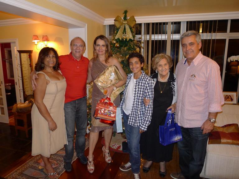 Mauro Naves festejou o Natal com a mulher, Patrícia Naves, o filho Maurício e sua mãe na companhia da assessora e amiga Berenice Lamonica e seu marido Antonio Carlos