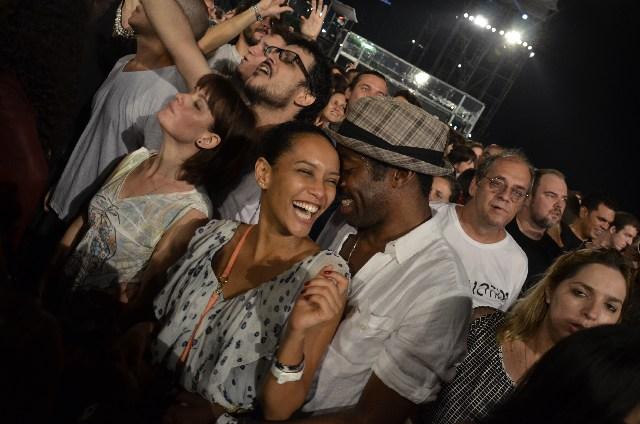 Taís Araújo e Lázaro Ramos namoram em show de Stevie Wonder no Rio