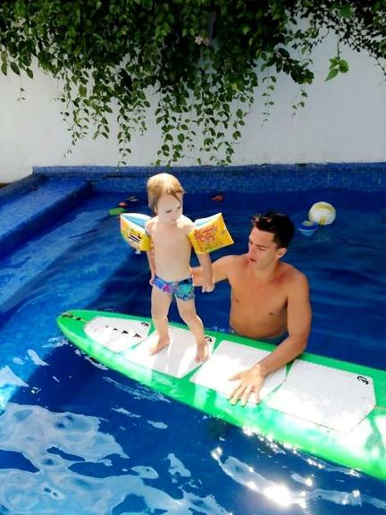Amaury Nunes, namorado de Danielle Winits, dá aula de surfe para o filho da atriz, Guy