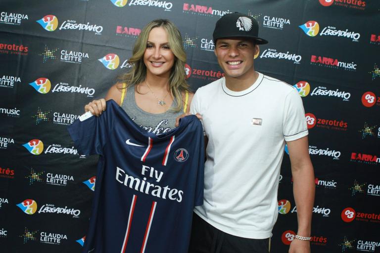 Claudia Leitte recebe camisa do Paris Saint-Germain de Thiago Silva