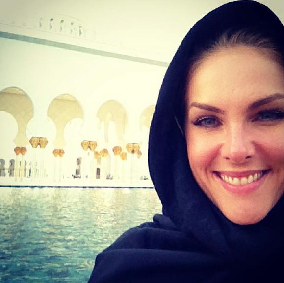Ana Hickmann visita mesquita em Dubai
