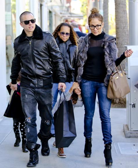 Jennifer Lopez vai às compras em família