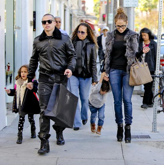 Jennifer Lopez vai às compras em família