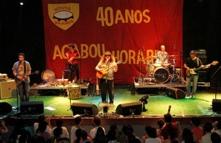 Pai e filho, Moraes Moreira e Davi Moraes dividem palco no Rio de Janeiro