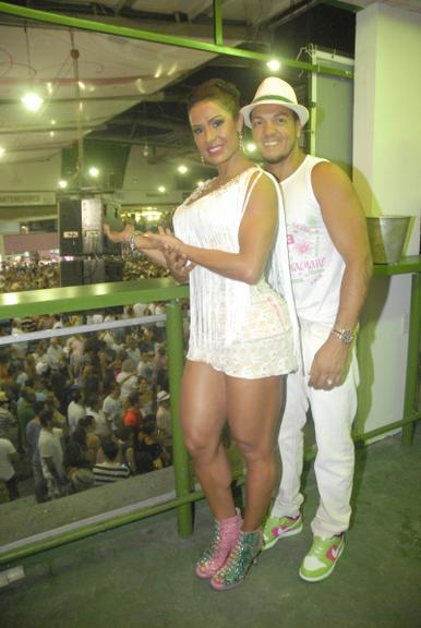 Gracyanne Barbosa e Belo se divertem no ensaio da Mangueira no Rio