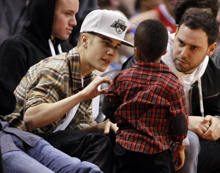 Justin Bieber se diverte com filho de atleta em jogo de basquete nos EUA