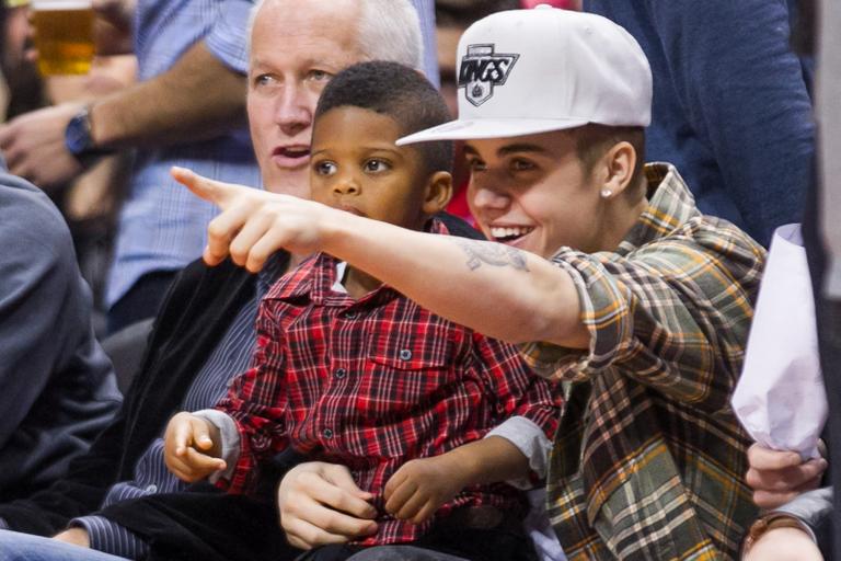 Justin Bieber se diverte com filho de atleta em jogo de basquete nos EUA