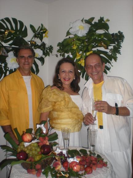 Elcio Girardi, Maria Emilia Genovesi e Orlando Chiquetto curtiram festa com tema branco-amarelo em São Paulo