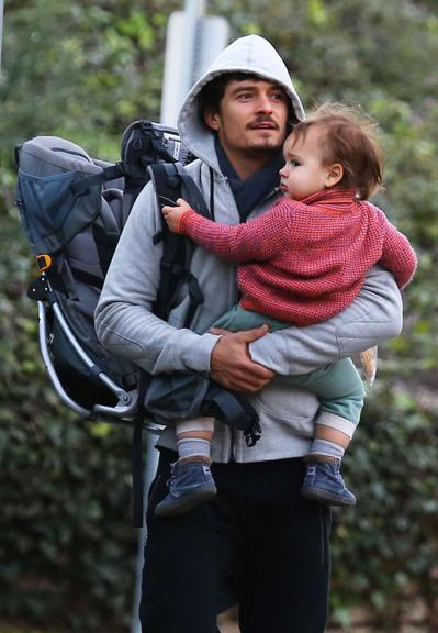 Orlando Bloom passeia com seu pequeno Flynn por praia de Los Angeles, Estados Unidos
