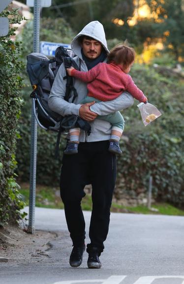 Orlando Bloom passeia com seu pequeno Flynn por praia de Los Angeles, Estados Unidos