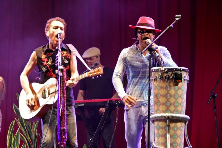 Nando Reis recebe Carlinhos Brown em show no Guarujá