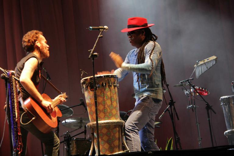 Nando Reis recebe Carlinhos Brown em show no Guarujá