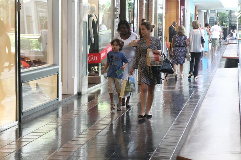 Adriana Esteves curte o filho durante passeio pelo shopping