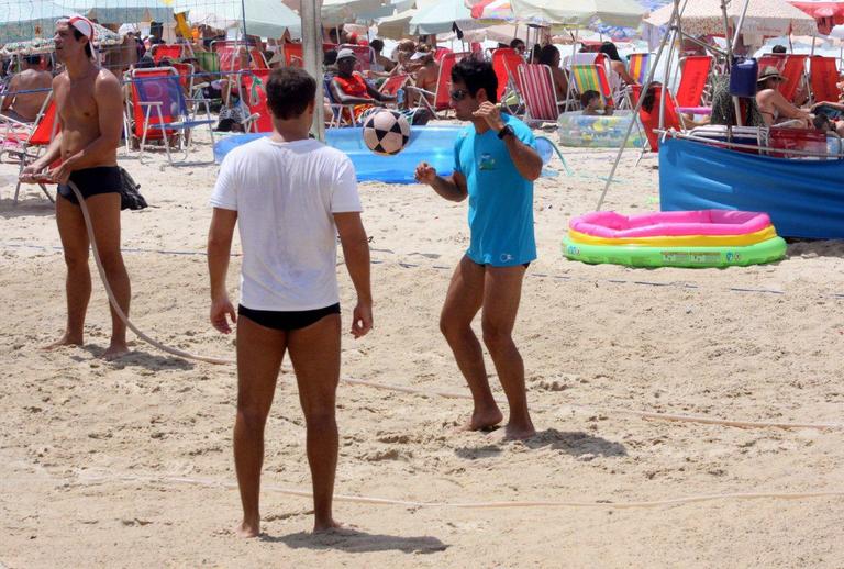 Thierry Figueira mostra habilidade ao jogar futevôlei na praia do Leblon, Rio de Janeiro