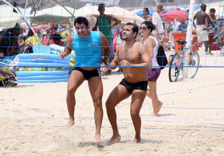Thierry Figueira mostra habilidade ao jogar futevôlei na praia do Leblon, Rio de Janeiro