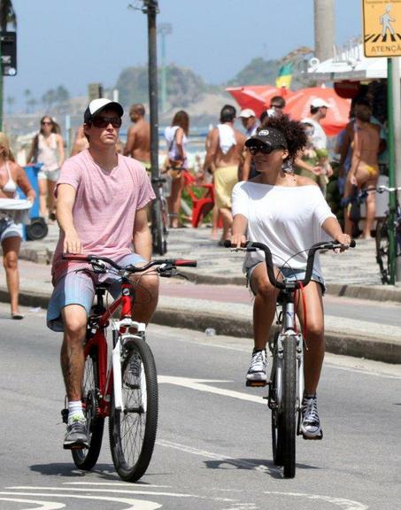 Felipe Dylon e Aparecida Petrowky pedalam pela orla de Ipanema, no Rio de Janeiro