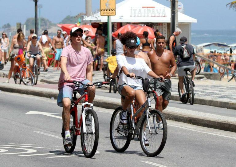 Felipe Dylon e Aparecida Petrowky pedalam pela orla de Ipanema, no Rio de Janeiro