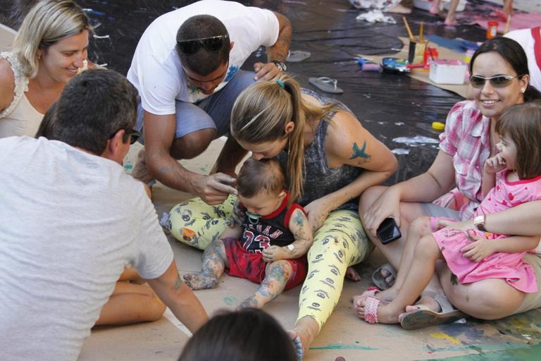 Luana Piovani e Pedro Scooby pintam e bordam com Dom em tarde de lazer no MAM carioca