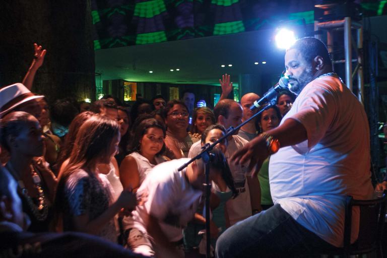 Arlindo Cruz canta para mil pessoas em casa noturna do Rio de Janeiro