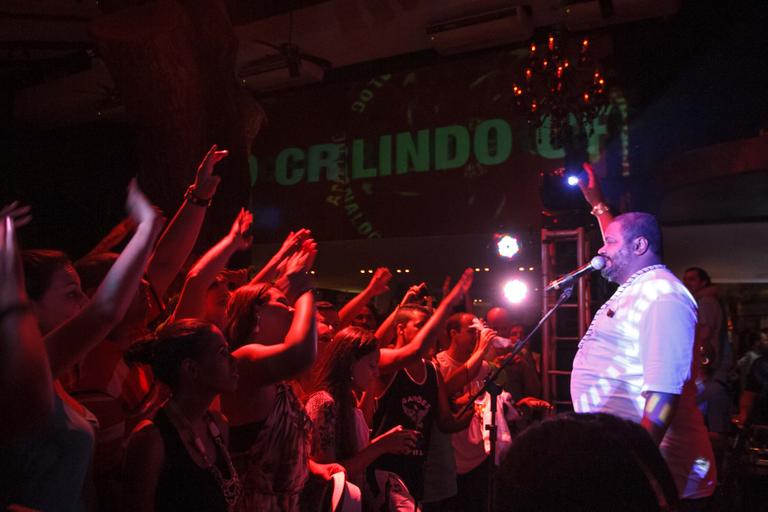 Arlindo Cruz canta para mil pessoas em casa noturna do Rio de Janeiro