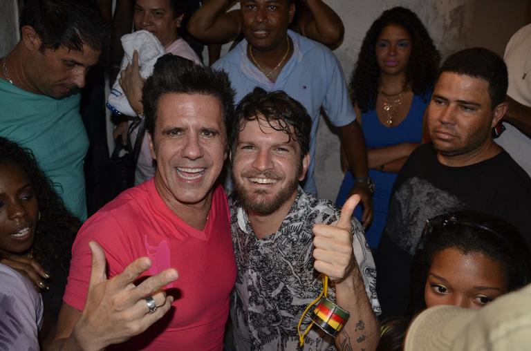 Saulo Fernandes e Tuca Fernandes cantam com Olodum na Terça da Bênção, em Salvador