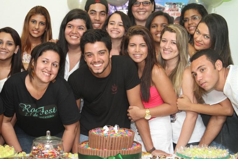 Rodrigo Simas comemora 21 anos de idade com festa de seus fãs