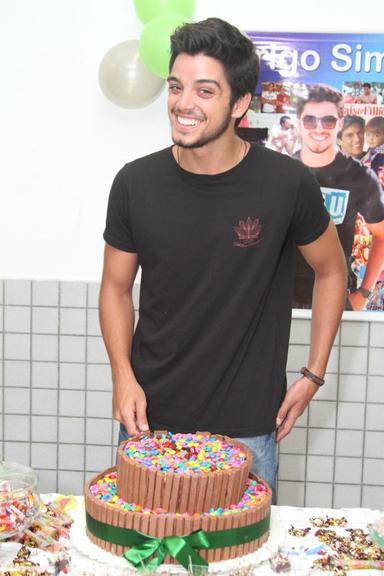 Rodrigo Simas comemora 21 anos de idade com festa de seus fãs