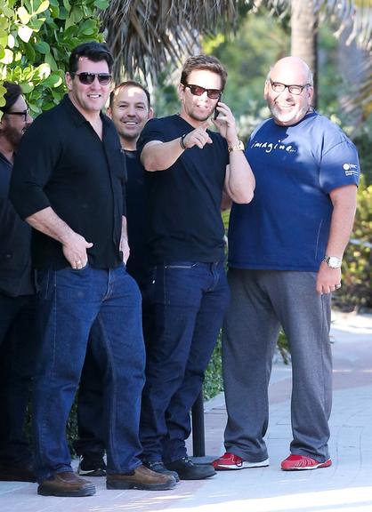 Mark Wahlberg brinca com paparazzi em Miami, nos Estados Unidos