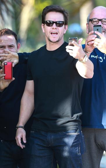 Mark Wahlberg brinca com paparazzi em Miami, nos Estados Unidos