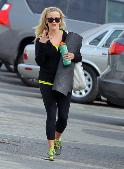 Reese Witherspoon deixa aula de ioga em Los Angeles, Estados Unidos