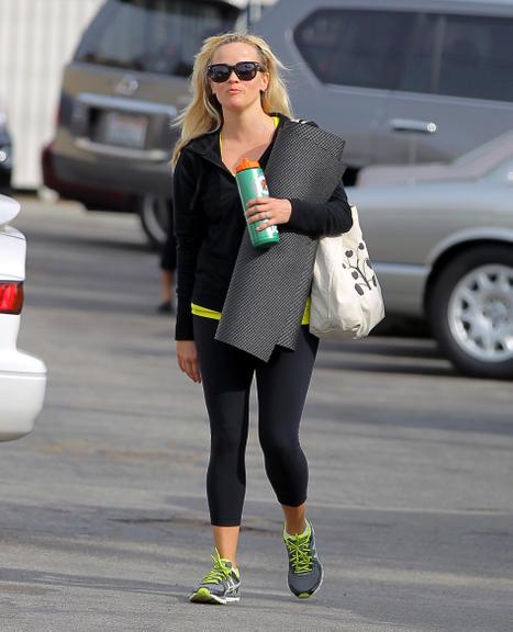 Reese Witherspoon deixa aula de ioga em Los Angeles, Estados Unidos