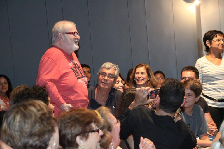 Jô Soares cumprimenta os fãs e a plateia na estreia de sua peça, 'Atreva-se', no Rio