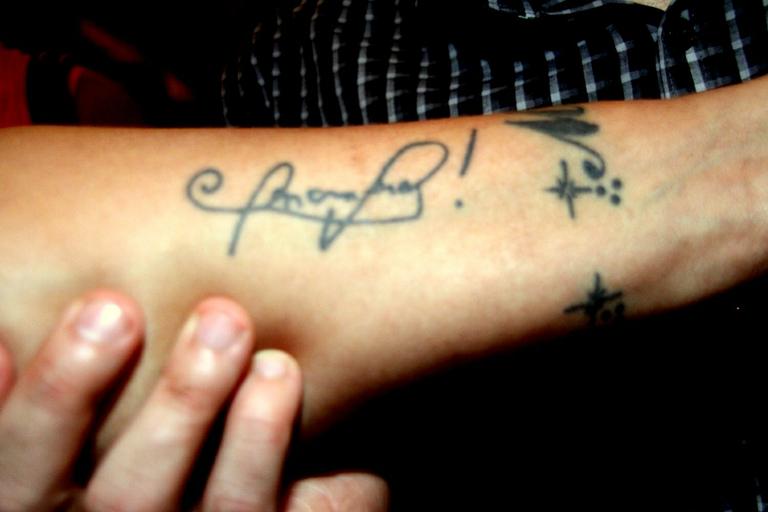 Fã tatua o autógrafo de Marcos Veras no braço