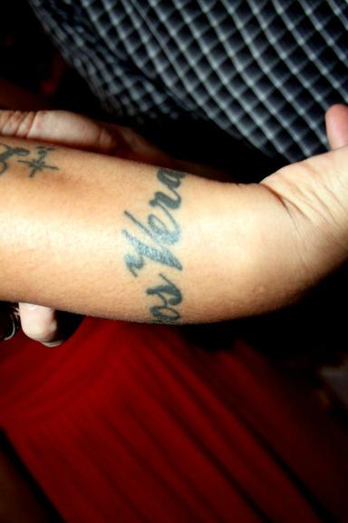 Fã tatua o nome de Marcos Veras no braço